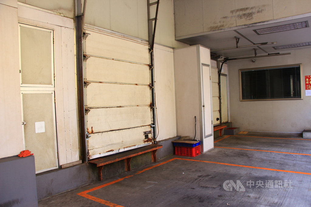 武漢肺炎疫情嚴峻,確診的白牌車司機妹妹任職的工廠21日上午停工,附近工廠表示,停工的工廠僅留廠長與一名行政人員留守。中央社記者蘇木春攝 109年2月21日