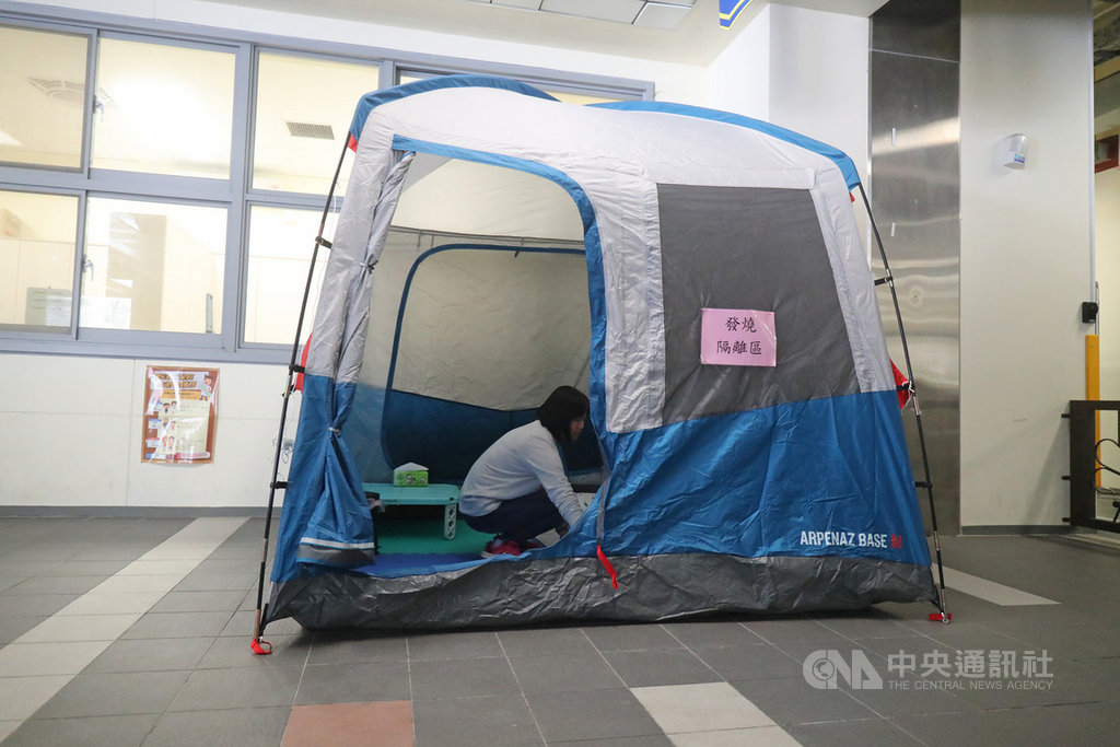 台灣兒科醫學會與教育部21日在台北市和平實驗國小舉辦校園防疫宣導記者會,若學童在校發燒,將提供帳篷給發燒學生作為隔離使用,確保校園健康安全。中央社記者裴禛攝 109年2月21日