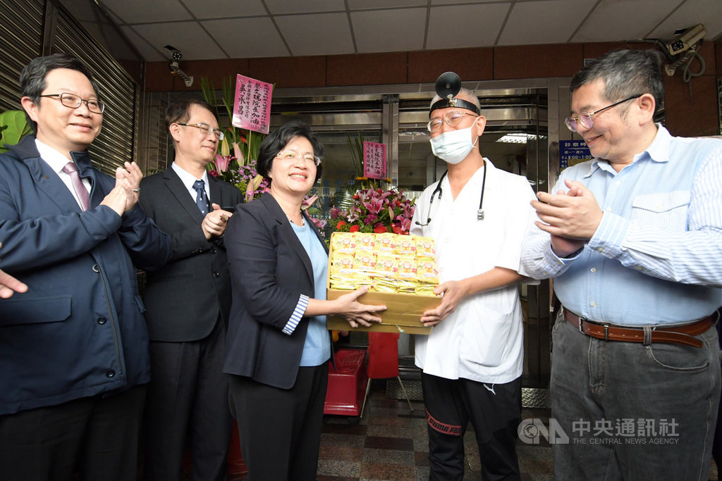 武漢肺炎疫情未歇,為感謝第一線醫護人員辛勞,彰化縣長王惠美(左3)21日前往醫療院所為醫護團隊送暖打氣,感謝他們堅守崗位、全力以赴,守護民眾健康。(彰化縣政府提供)中央社記者蕭博陽彰化縣傳真 109年2月21日