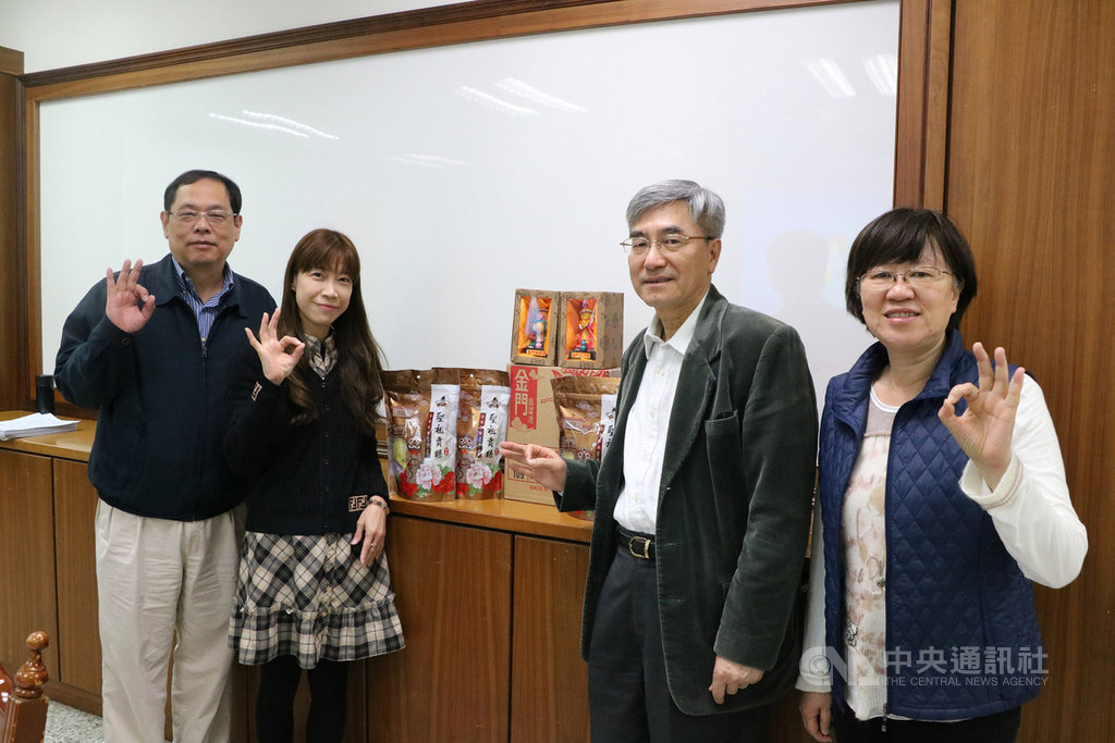 中國醫藥大學跨校協助金門大學港生居家檢疫,金大校方特別致贈金門風獅爺公仔及金門特產貢糖、高粱酒,感謝中國醫藥大學防疫團隊的協助。(中國醫藥大學提供)中央社記者趙麗妍傳真 109年2月21日