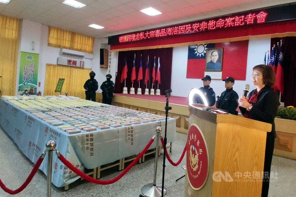台東地檢署檢察長張曉雯(前右)即將調任南投地檢署檢察長,在台東任職1年時間,交出亮麗成績單。圖為張曉雯109年2月15日在記者會中宣布逮獲台灣3大毒梟之一。中央社記盧太城台東攝 109年2月21日