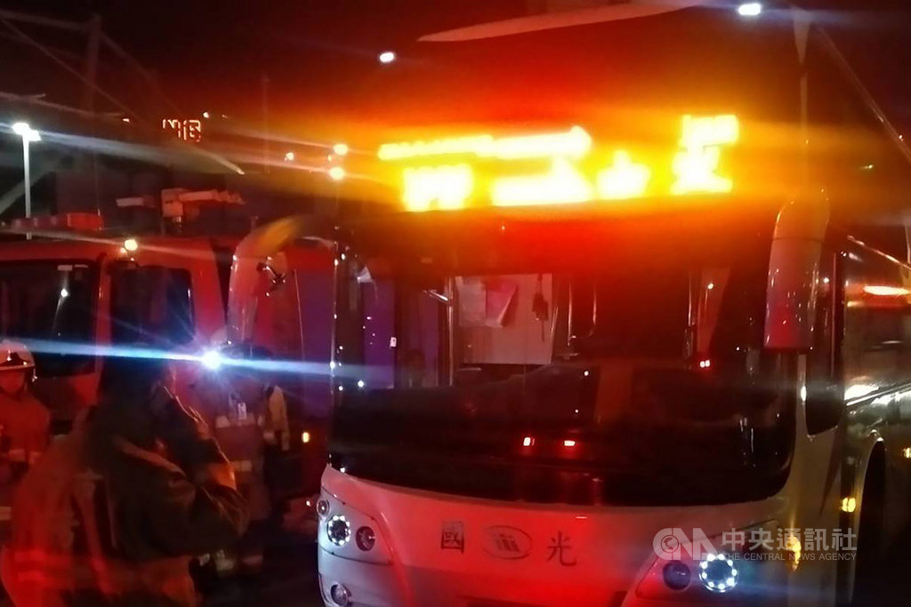 基隆警方21日表示,國光客運一名林姓男駕駛晚間9時駛抵基隆市火車站北站時,疑因天色昏暗、視線不清,不慎輾過一名約40歲的酒醉中年男子,男子當場死亡,警方已展開調查。(翻攝照片)中央社記者沈如峰基隆傳真 109年2月21日