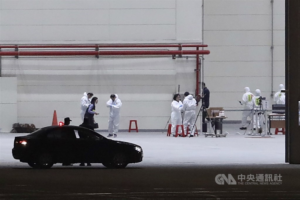鑽石公主號包機21日赴日接回台籍旅客等多人,晚間9時48分降落桃園國際機場,檢疫團隊已提前在機場整裝待命。中央社記者張皓安攝 109年2月21日