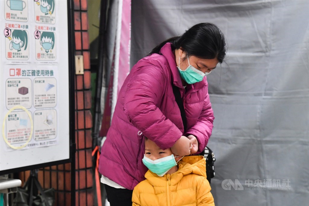勞動部長許銘春21日在立法院施政總質詢備詢時,被立委問及25日開學後是否可能啟動第二波防疫照顧假,許銘春說,不排除。(中央社檔案照片)
