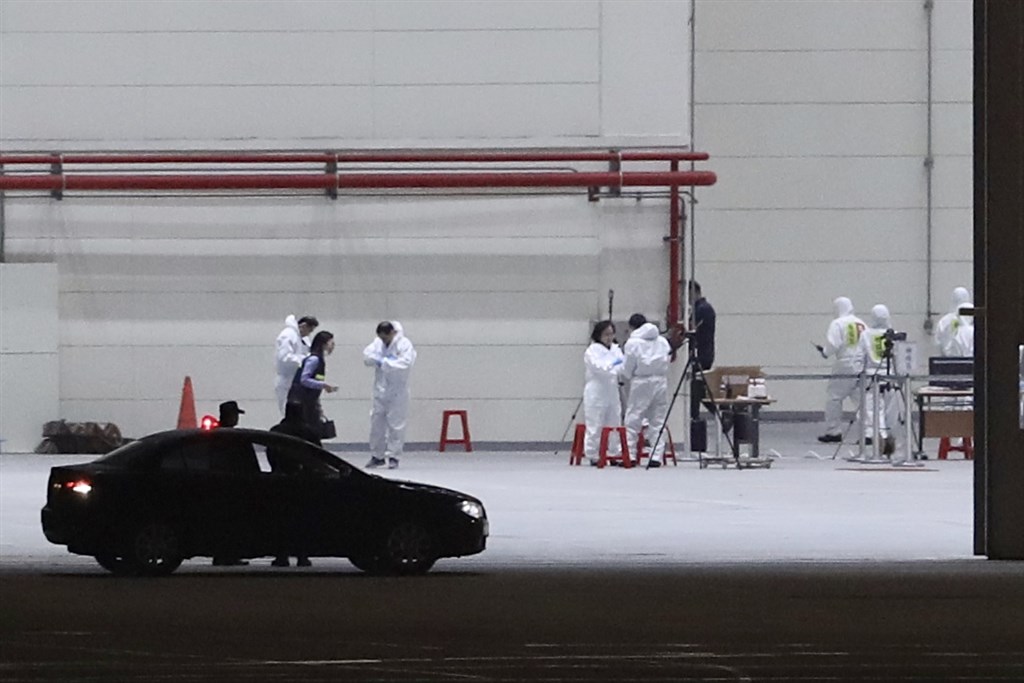 鑽石公主號包機21日赴日接回台籍旅客等多人,預計晚間10時30分左右抵達桃園國際機場,檢疫團隊已在機場整裝待命,準備迎接包機返台。中央社記者張皓安攝 109年2月21日