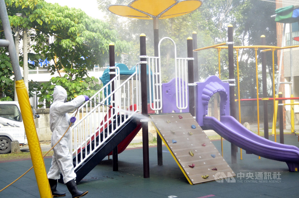 防範武漢肺炎,雲嘉兩縣進行高中職、國中小學及公立幼兒園全面消毒。嘉義縣太保市清潔隊在南新國小噴灑消毒水。中央社記者蔡智明攝 109年2月21日