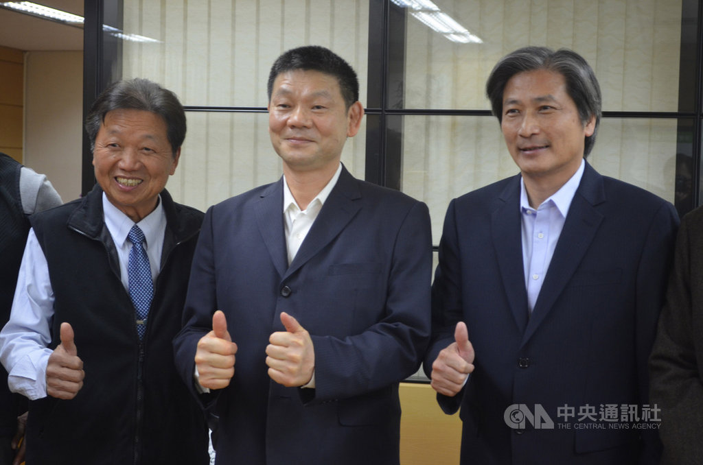 內政部消防署長陳文龍(中)21日視察雲林縣消防局,了解武漢肺炎防疫準備情形,與雲林縣消防局長林文山(右)等人合影留念。中央社記者蔡智明攝 109年2月21日
