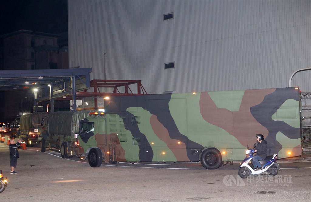 鑽石公主號包機預計21日深夜將降落桃園國際機場。為加強人員防疫措施,衛福部特別調用國軍化學車,晚間7時30分前已陸續就位,將協助現場防疫處理。中央社記者邱俊欽桃園機場攝 109年2月21日