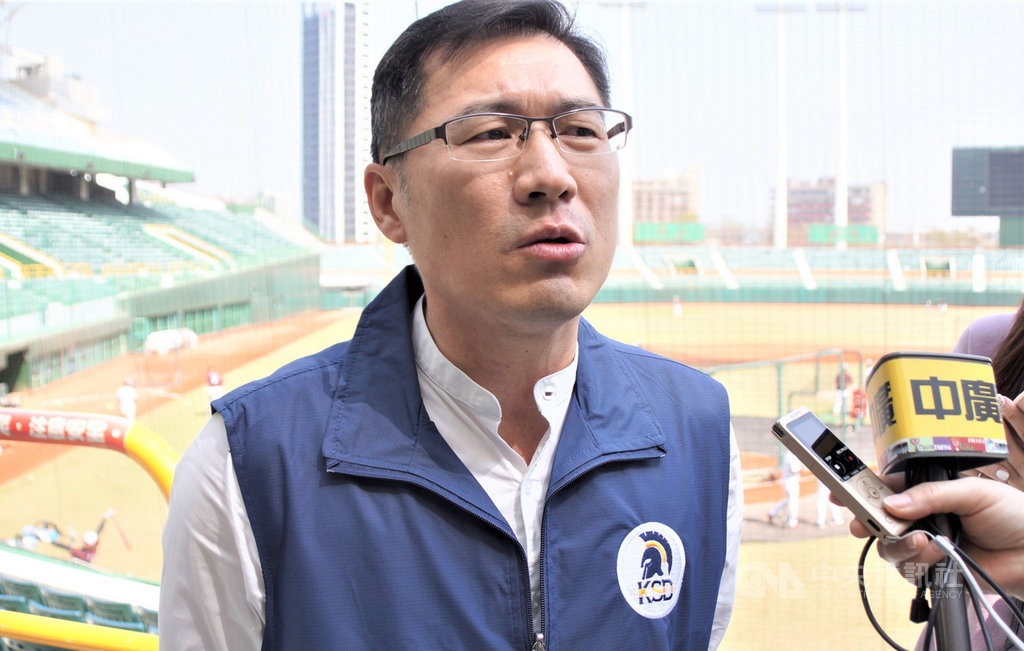 韓職KIWOOM英雄隊首度移師高雄澄清湖棒球場進行春訓,高雄市政府運動發展局長程紹同(圖)21日卸任前夕前往探視,關心球員實地訓練及生活起居,並說明請辭原委。中央社記者程啟峰高雄攝 109年2月21日