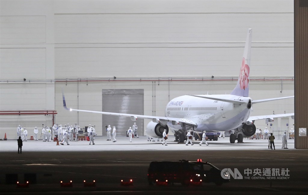 台灣政府派遣包機接回鑽石公主號郵輪上的台灣旅客19人與1名先遣醫師,21日晚間返抵國門,包機在機棚內停妥後,場邊待命已久的團隊也準備展開作業。中央社記者張皓安攝 109年2月21日