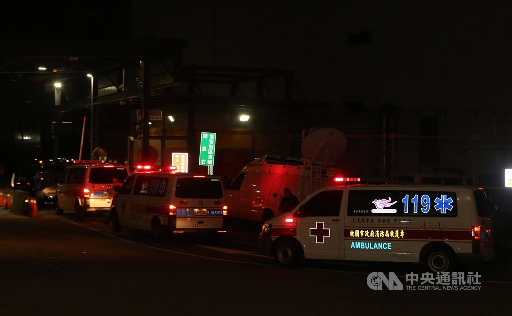 台灣派出的包機21日下午赴日本接運鑽石公主號郵輪上的台灣旅客等人,晚間已順利起飛回航,預計深夜降落桃園國際機場,多輛救護車已於機場周邊待命,提前做好準備。中央社記者邱俊欽桃園機場攝 109年2月21日