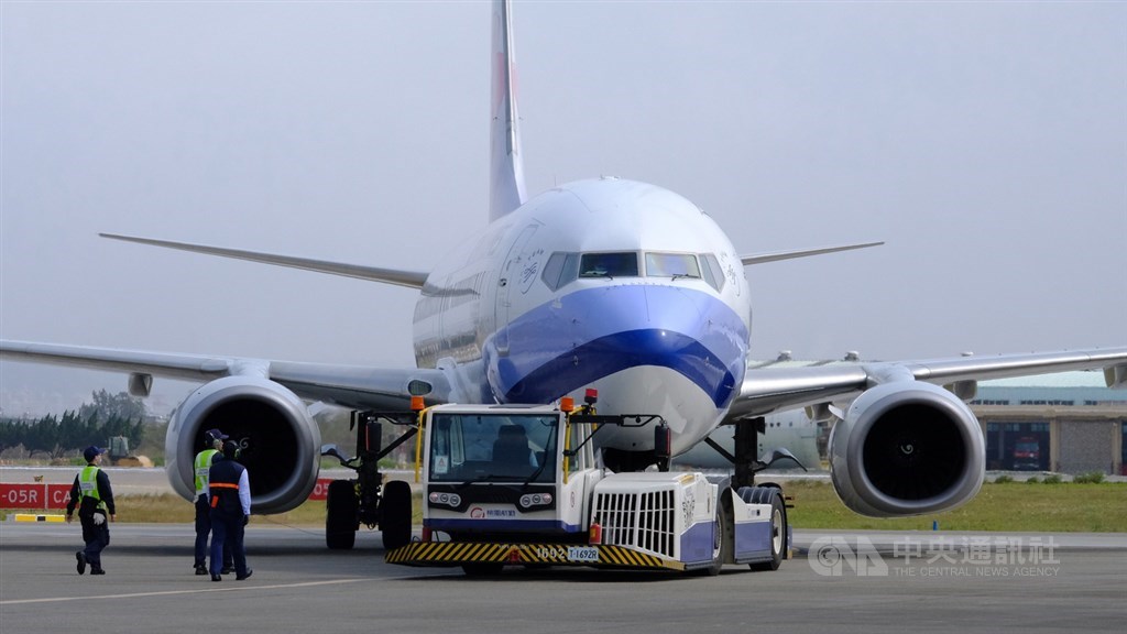 因應武漢肺炎疫情,政府派出華航包機於21日下午1時前往日本,預計接回鑽石公主號郵輪滯留的台灣民眾。中央社記者邱俊欽桃園機場攝 109年2月21日