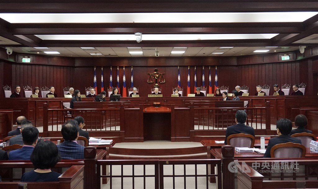 台灣苗栗地方法院苗栗簡易庭快股法官日前審理一起通姦案,向大法官聲請釋憲;司法院21日表示,大法官將於3月31日在司法院憲法法庭言詞辯論。圖為司法院憲法法庭。(中央社檔案照片)