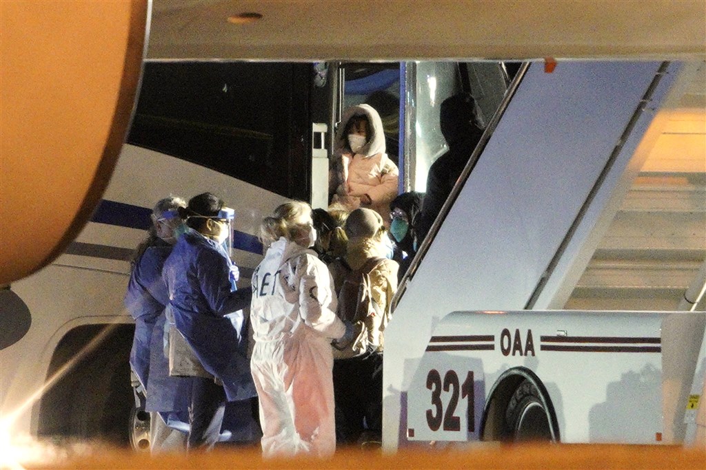 中國爆發武漢肺炎疫情,美國政府派包機接回逾千名美國國民,結束14天隔離後,有些人卻遭受旁人的迴避或羞辱。圖為美國專機7日接回從中國撤離的美國公民。(美聯社)