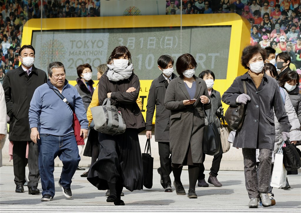 美國疾病管制暨預防中心19日針對疫情持續擴大的日本發布一級旅遊警示,提醒有意前往的民眾應做好預防措施。圖為東京銀座街頭的日本民眾戴口罩。(共同社提供)