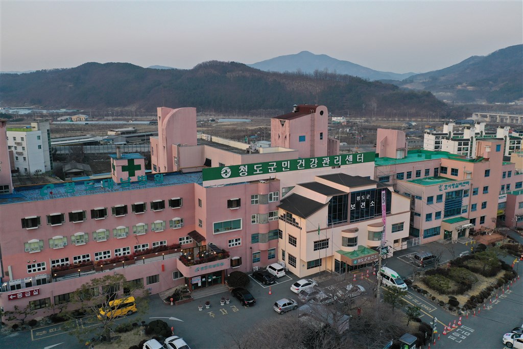 韓國武漢肺炎死亡第1例為63歲男性,19日清晨在清道大南醫院去世;第2例為55歲女性,原本也是在大南醫院接受治療,移送至釜山大學醫療院後喪生。圖為大南醫院外觀。(韓聯社提供)
