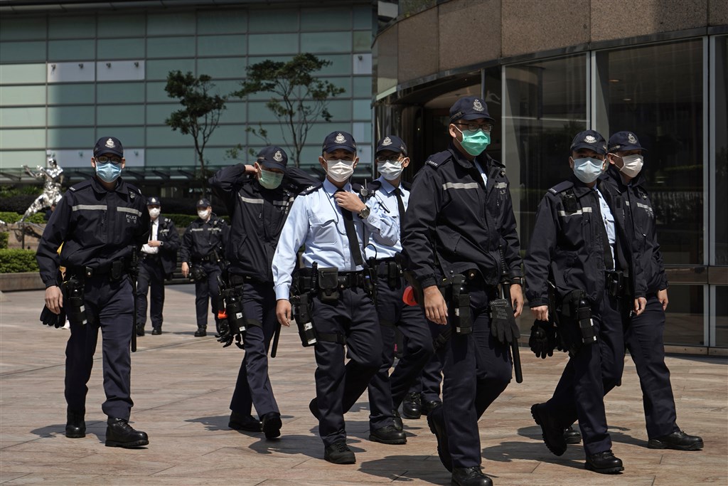 香港21日新增3名武漢肺炎確診病例,其中一人是駐守北角警署的鎮暴警察,他18日感冒還去參加一場警務人員退休派對。(示意圖/美聯社)