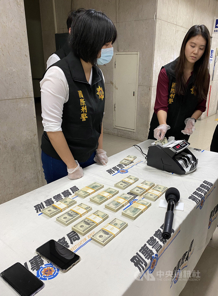 桃園一名謝姓男子將假美鈔藏於宮廟神轎內,平日兜售牟利,卻遭不知情的兒子竊取還債,兌鈔銀行驚覺有異報案,警方循線逮捕謝男等人,21日舉行破案記者會,現場成列各式贓證物。中央社記者黃麗芸攝 109年2月21日