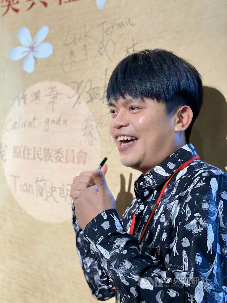 教育部109年表揚推展本土語言傑出貢獻獎頒獎典禮21日下午舉行,知名網紅蔡阿嘎(本名蔡緯嘉)也獲肯定,他認為,除了要推廣怎麼講台語,更重要的是認同語言和文化。(教育部提供)中央社記者陳至中傳真 109年2月21日