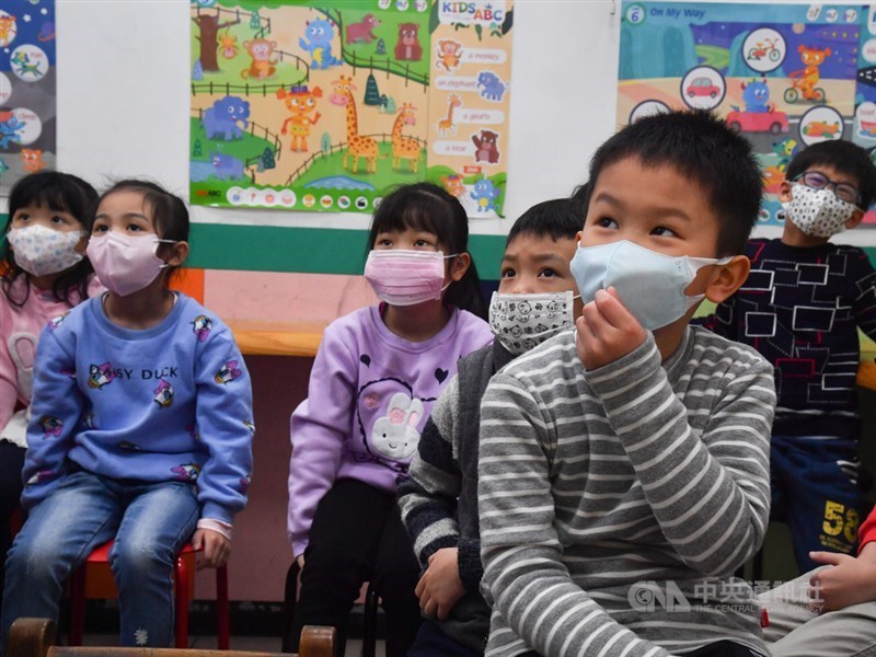 口罩實名制6日上路,其中若要領取兒童口罩必須持12歲以下兒童健保卡才可以領,中央流行疫情指揮中心21日表示,考慮將領取年齡放寬至13歲或15歲。(示意圖/中央社檔案照片)