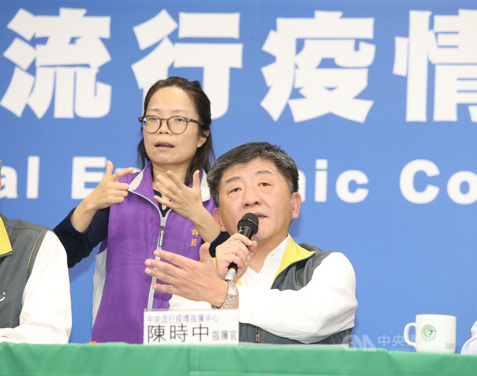 中央流行疫情指揮中心日前宣布北部一名60多歲婦女確診武漢肺炎,是國內第24例確診個案。指揮中心指揮官陳時中(前)21日下午宣布新增2例武漢肺炎病例,個案為第24名個案的20多歲外孫女及40多歲的小女兒。中央社記者郭日曉攝 109年2月21日