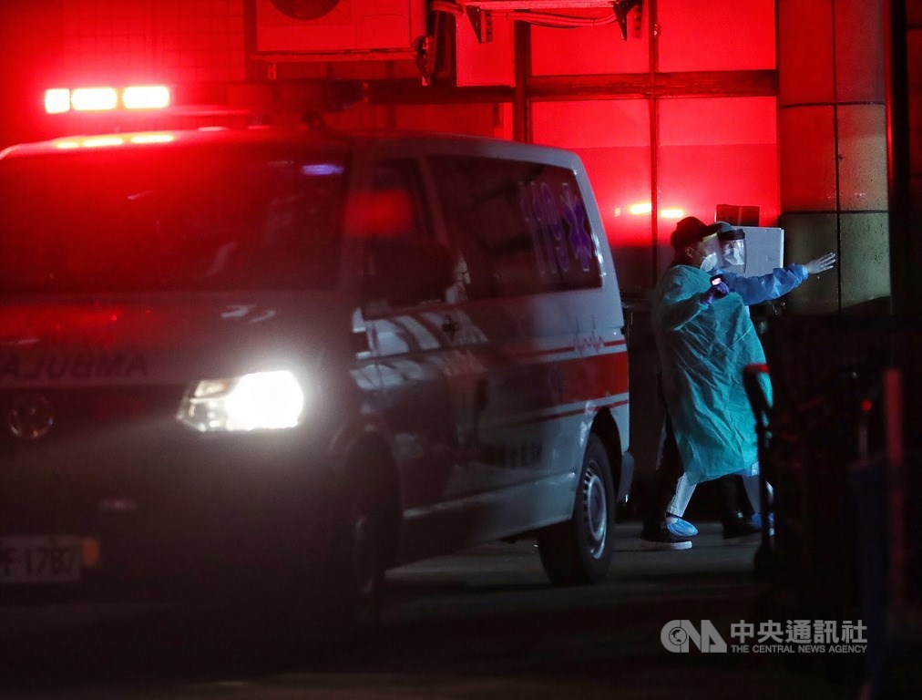 台灣政府包機接回日本郵輪鑽石公主號上台籍旅客19人及1名先遣醫師,21日深夜返台旅客穿著綠色防護衣,搭乘救護車直送醫院,準備進行武漢肺炎病毒採檢。中央社記者王騰毅攝 109年2月22日