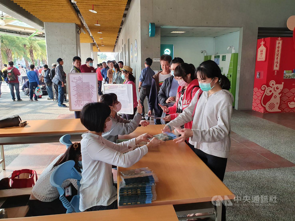 台鐵屏東潮州站建站百年,特別發行「潮庄潮州、百年傳承」紀念套票,吸引許多民眾前往購買,22日一早就大排長龍。中央社記者郭芷瑄攝 109年2月22日