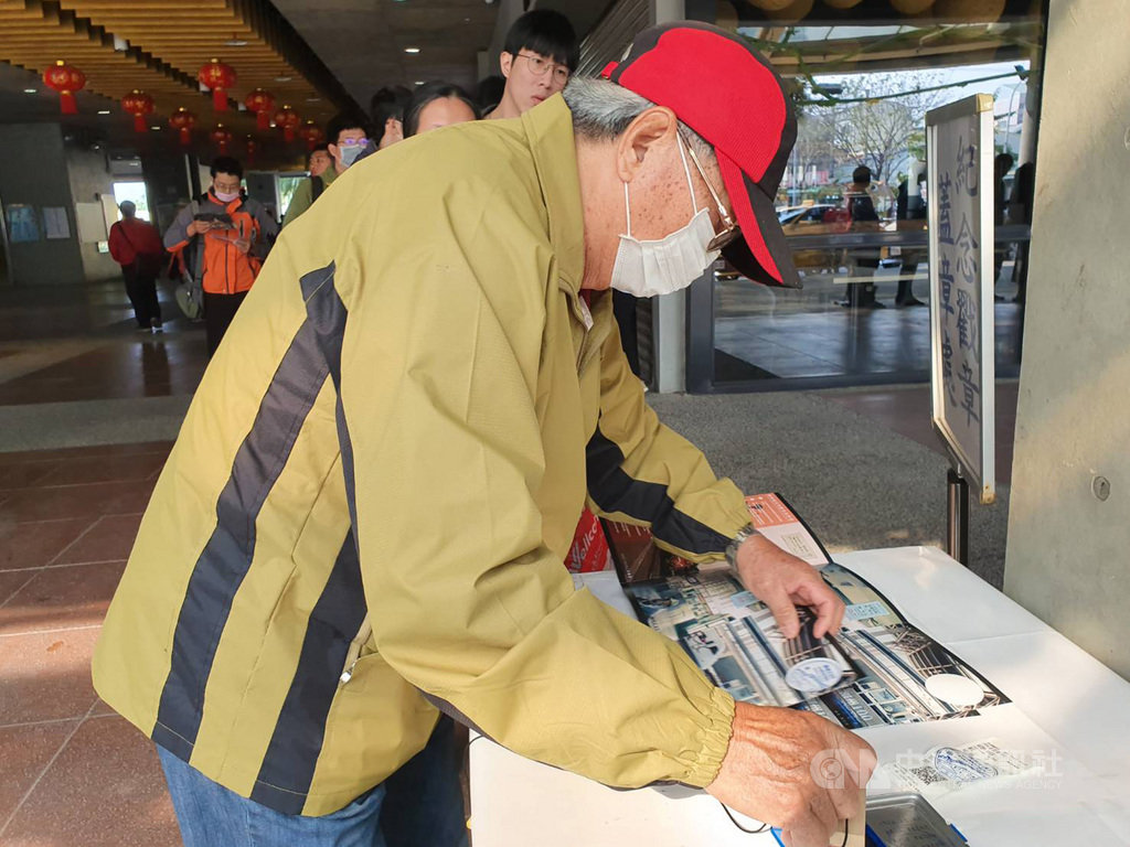 為慶祝台鐵潮州站建站100週年,台鐵局22日發售「潮庄潮州、百年傳承」紀念套票,現場也備有潮州站百年紀念戳章供民眾蓋章留念。中央社記者郭芷瑄攝 109年2月22日