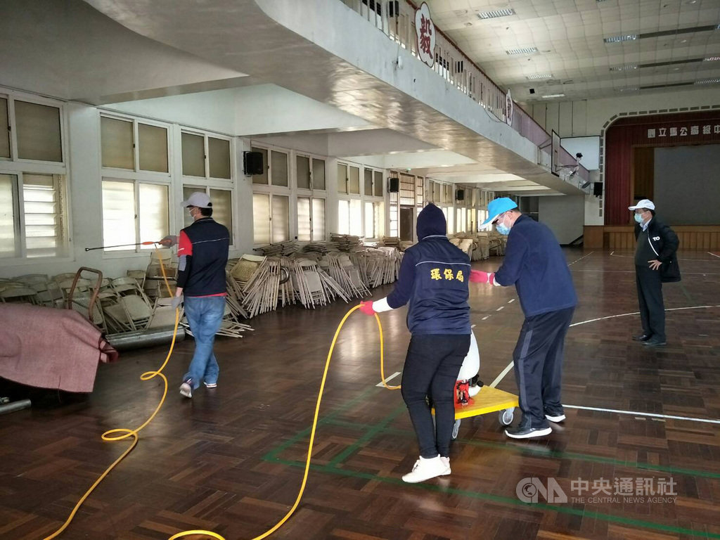 武漢肺炎疫情延燒,澎湖縣環保局動員全縣各鄉市清潔隊員進行校園公共空間消毒作業,維護師生健康,防堵疫情入侵。中央社 109年2月22日