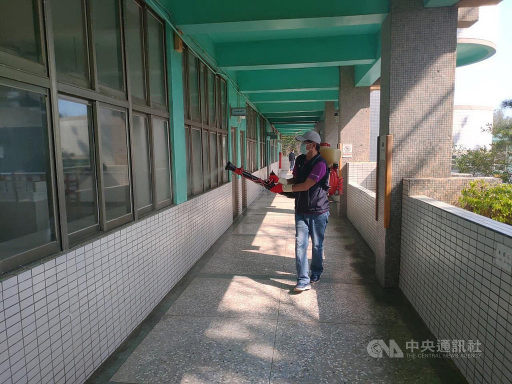 因應武漢肺炎疫情,澎湖縣環保局動員全縣各鄉市清潔隊員全面在校園公共空間展開消毒作業,提供學生健康安全的學習環境。中央社 109年2月22日