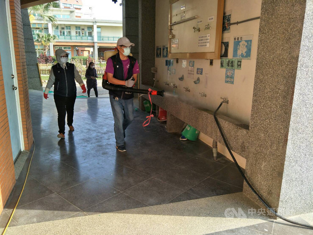 因應武漢肺炎疫情,澎湖縣環保局22日起動員全縣各鄉市清潔隊員前往高中職、國中小學與公立幼兒園等進行校園公共空間清潔消毒工作,全面防疫。中央社 109年2月22日
