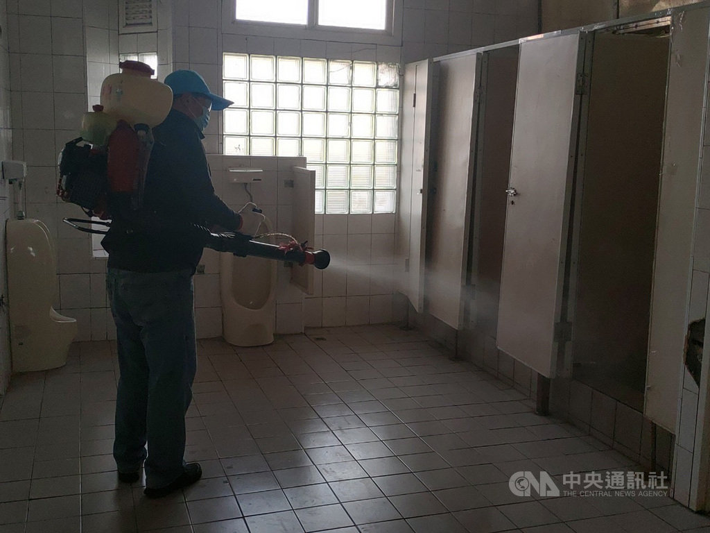 開學在即,因應武漢肺炎疫情,澎湖縣環保局動員全縣各鄉市清潔隊員針對校園公共空間全面展開消毒作業。中央社 109年2月22日