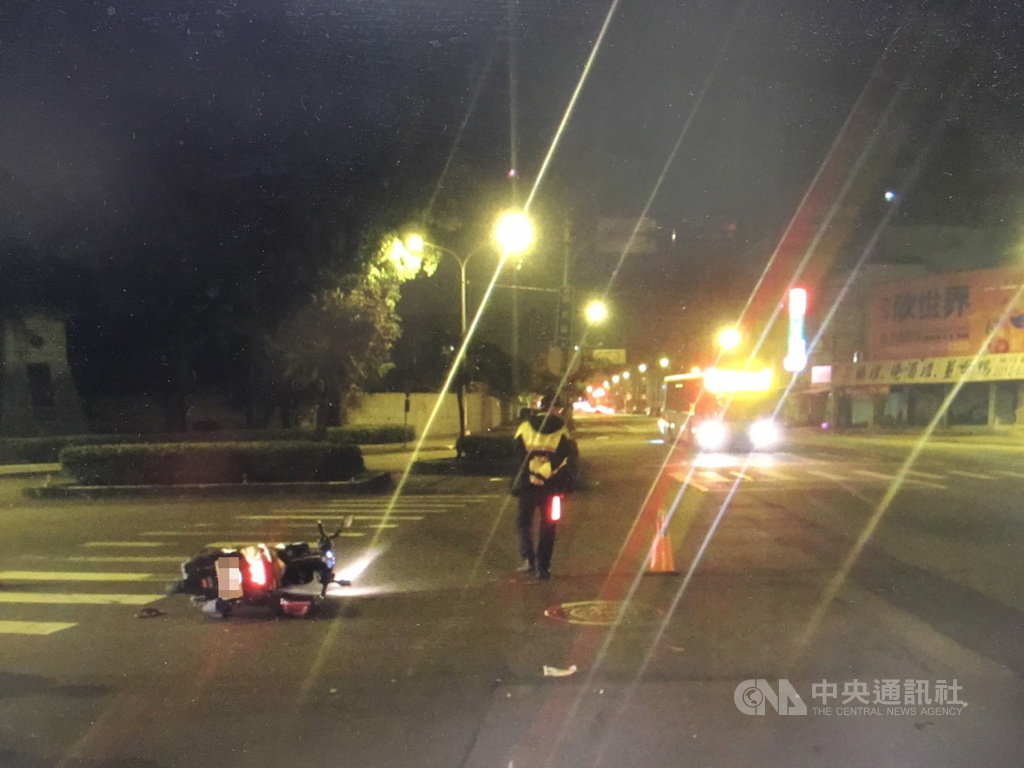 台中市陸姓男子22日凌晨開車行經東區精武路,與經營小吃店、騎機車外出採買食材的董姓婦人發生碰撞,董婦送醫後傷重不治。(翻攝畫面)中央社記者蘇木春傳真 109年2月22日