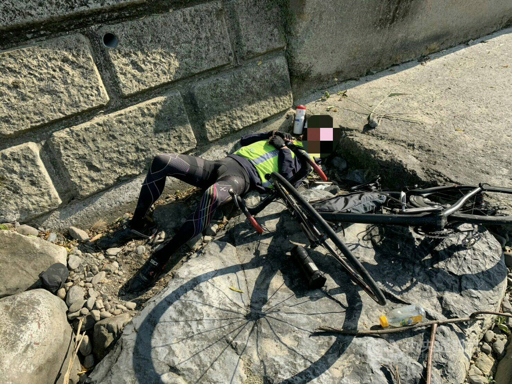桃園市一名張姓自行車騎士20日到新竹縣尖石鄉山區訓練,返程時不慎摔落橋墩河床,身體無法動彈,在河床度過一夜,警方獲報後立即前往救援。(翻攝畫面)中央社記者魯鋼駿傳真 109年2月22日