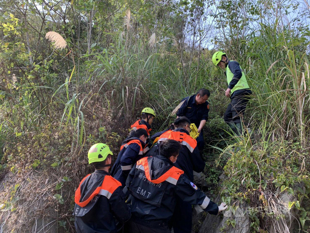 桃園市一名張姓自行車騎士20日到新竹縣尖石鄉山區訓練,返程時疑不熟路況,不慎摔落橋墩河床,經警方搜尋緊急將他送醫治療,幸無生命危險。(翻攝畫面)中央社記者魯鋼駿傳真 109年2月22日