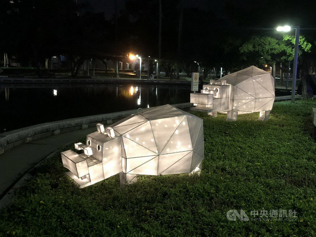 「2020屏東綵燈節」9組動物燈組22日將移至有百年歷史的屏東公園,晚間6時配合公園內路燈同步亮燈續展。(屏東縣政府提供)中央社記者郭芷瑄傳真 109年2月22日