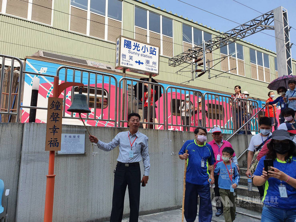 慶祝台鐵潮州站建站100週年,潮州鎮公所與台鐵合作,22日安排375名鎮公所附屬組織員工及代表參觀台鐵潮州車輛基地內的「陽光小站」。中央社記者郭芷瑄攝 109年2月22日