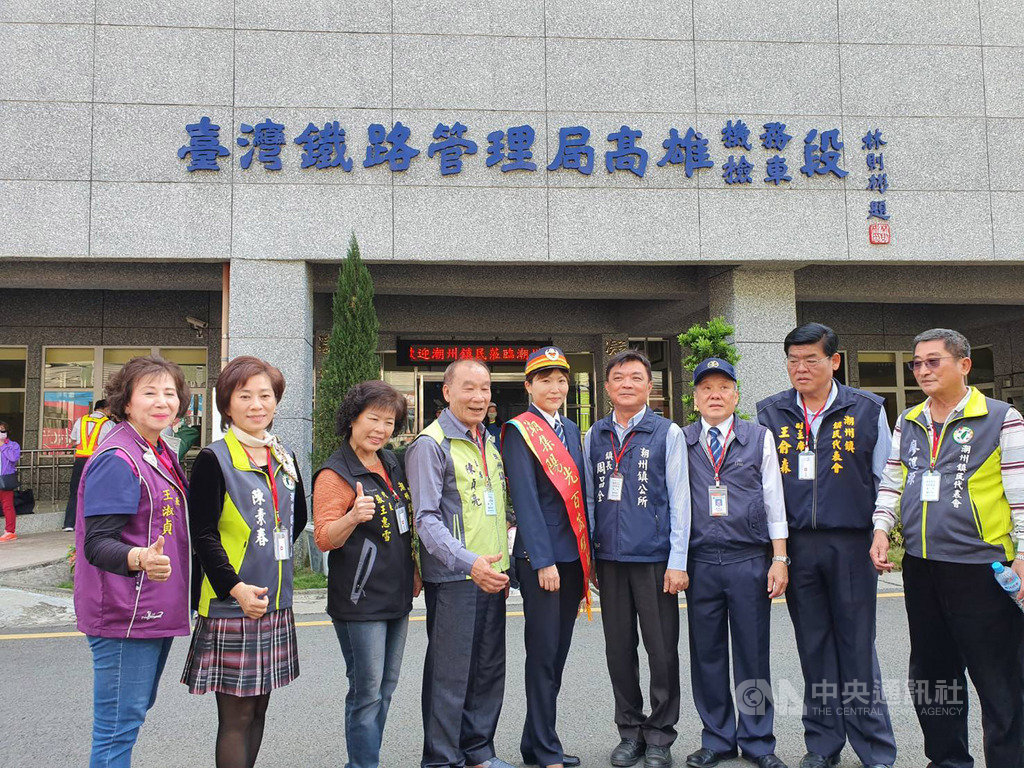 台鐵潮州站建站百年,潮州鎮公所與台鐵合作,22日安排鎮公所附屬組織員工及代表參觀台鐵潮州車輛基地內的「陽光小站」,由台鐵第一名女司機邱千芳(中)駕駛列車帶領大家進入。中央社記者郭芷瑄攝 109年2月22日