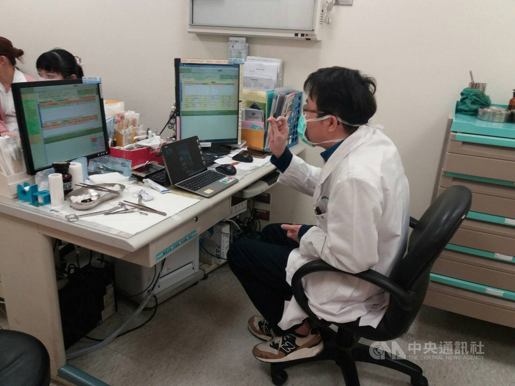 新竹市政府與轄內5間醫院成立「防疫作戰聯盟」,並於其中3間醫院啟動通訊診療服務,自19日啟動服務以來,已透過視訊功能協助一名居家檢疫民眾診治輕微摔傷。(新竹市衛生局提供)中央社記者魯鋼駿傳真 109年2月22日