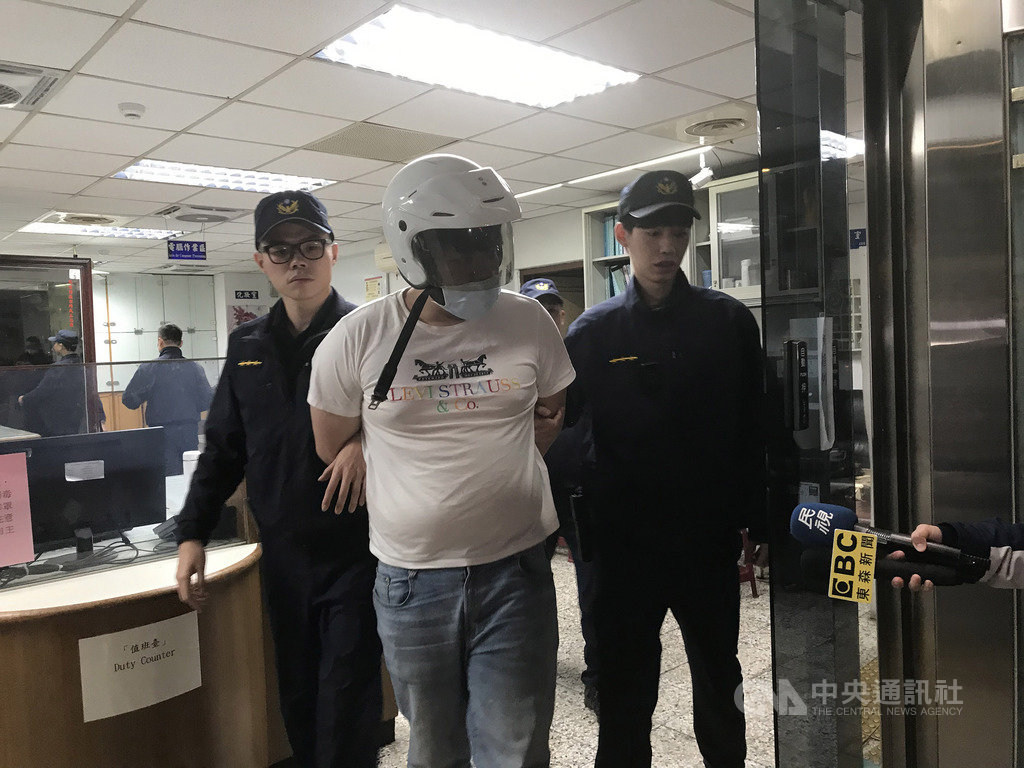 台北市內湖區一間銀樓22日下午發生搶案,2名歹徒徒手行搶,其中趙姓男子(中)被銀樓老闆鎖屋內,當場被警方逮捕,另名同夥李姓男子稍晚自行投案,警方訊後將兩人送辦。中央社記者劉建邦攝 109年2月22日
