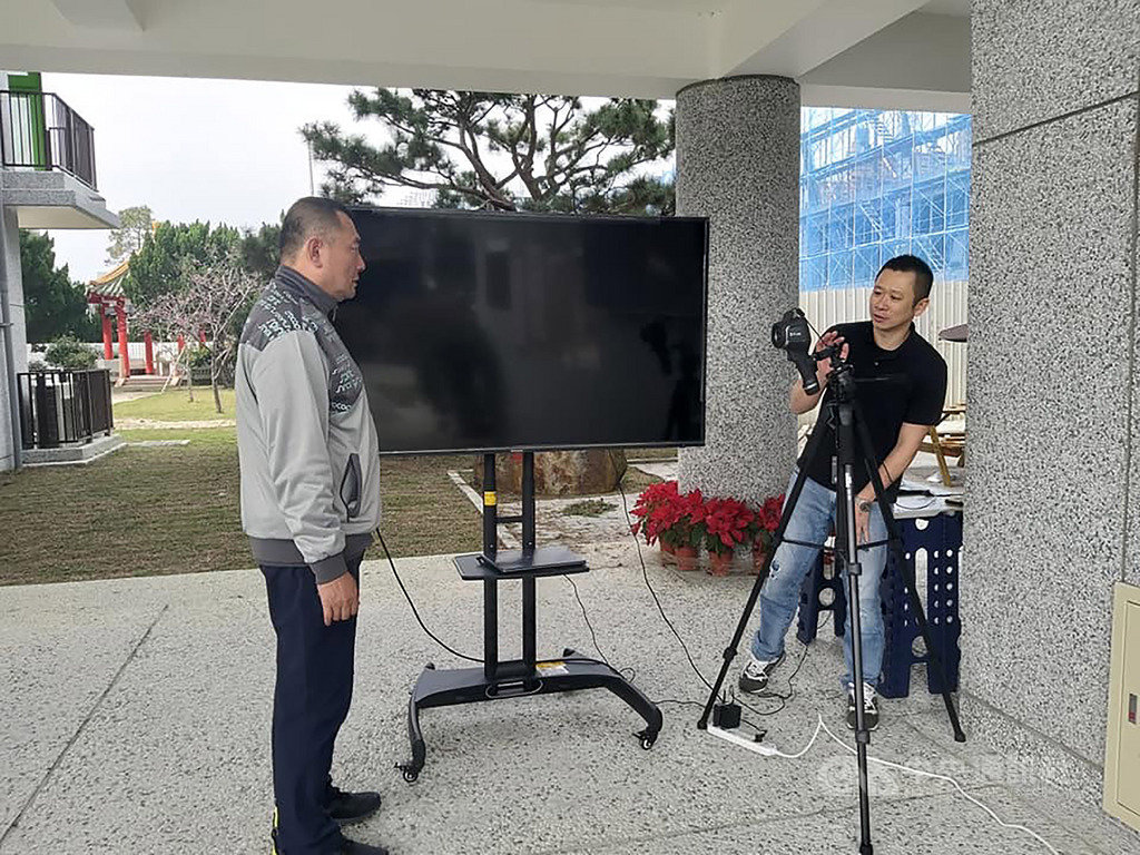 因應武漢肺炎疫情,苗栗縣公館國中特別添購紅外線熱像儀,為開學日做好準備,有助讓學生進入校門前量測體溫的排隊人潮得以緩解。(公館國中提供)中央社記者魯鋼駿傳真 109年2月22日