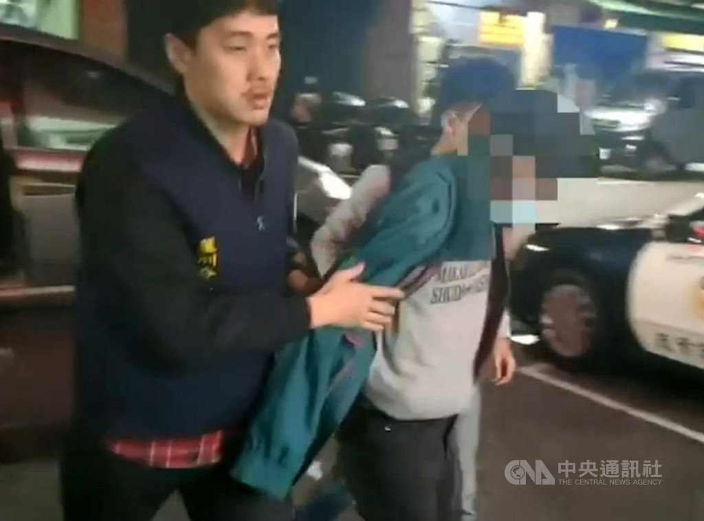 新北市50歲蘇姓男子與年輕已婚養生館按摩女疑發生感情糾紛,涉嫌縱火燒死按摩師後變裝逃逸。警方在桃園市民宅逮捕蘇嫌,22日依殺人、縱火罪移送。(翻攝畫面)中央社記者黃旭昇新北傳真 109年2月22日