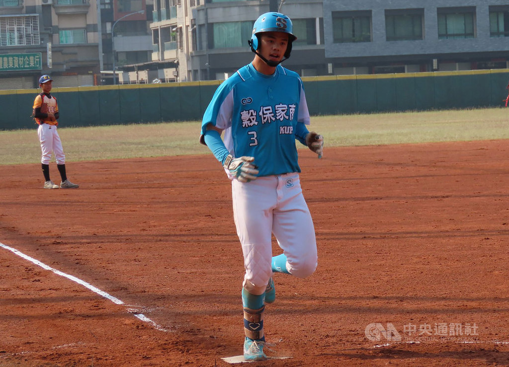 108學年度高中棒球聯賽第3階段16強賽持續開打,新北市穀保家商何恆佑22日開轟,率隊以15比0、4局擊敗嘉義市仁義高中,確定晉級。(學生棒球聯盟提供)中央社記者謝靜雯傳真 109年2月22日