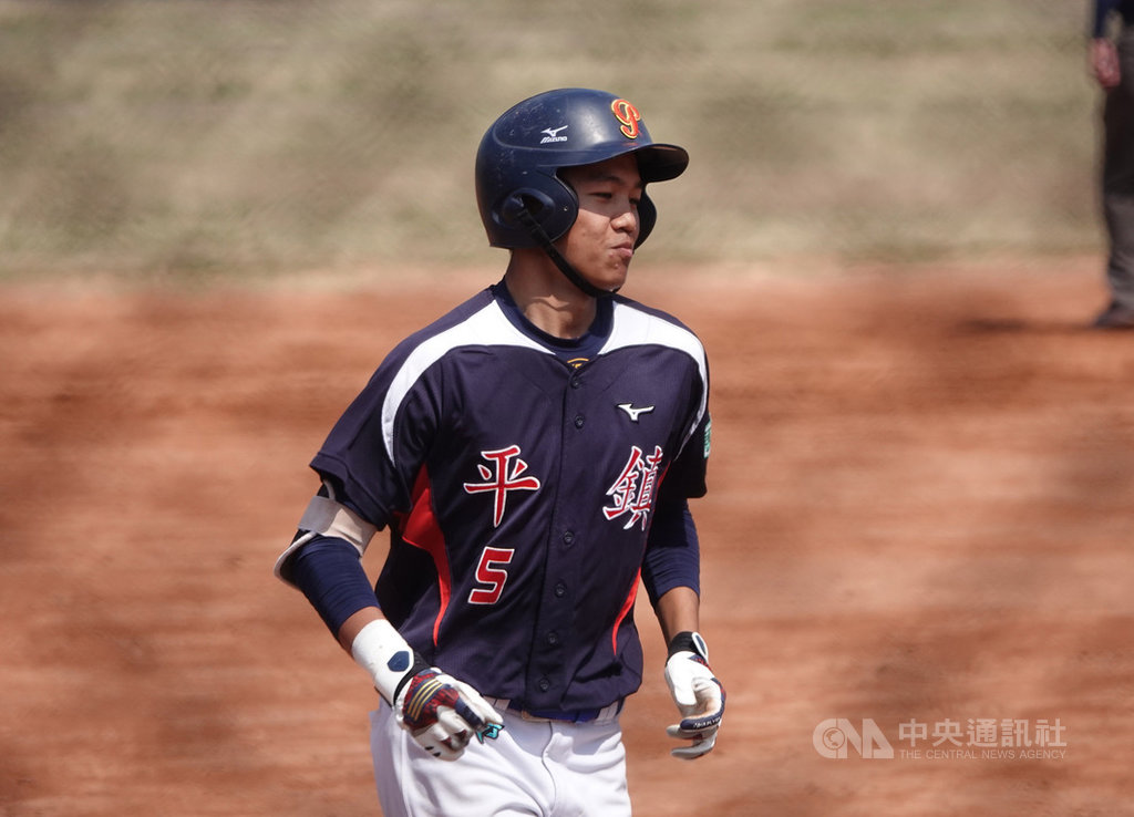 桃園市平鎮高中野手林子豪在高中木棒聯賽第1階段時因為跑壘受傷,儘管傷勢還沒全好,22日第3階段16強賽再次出賽手感佳,開轟助隊拿勝。中央社記者謝靜雯攝 109年2月22日
