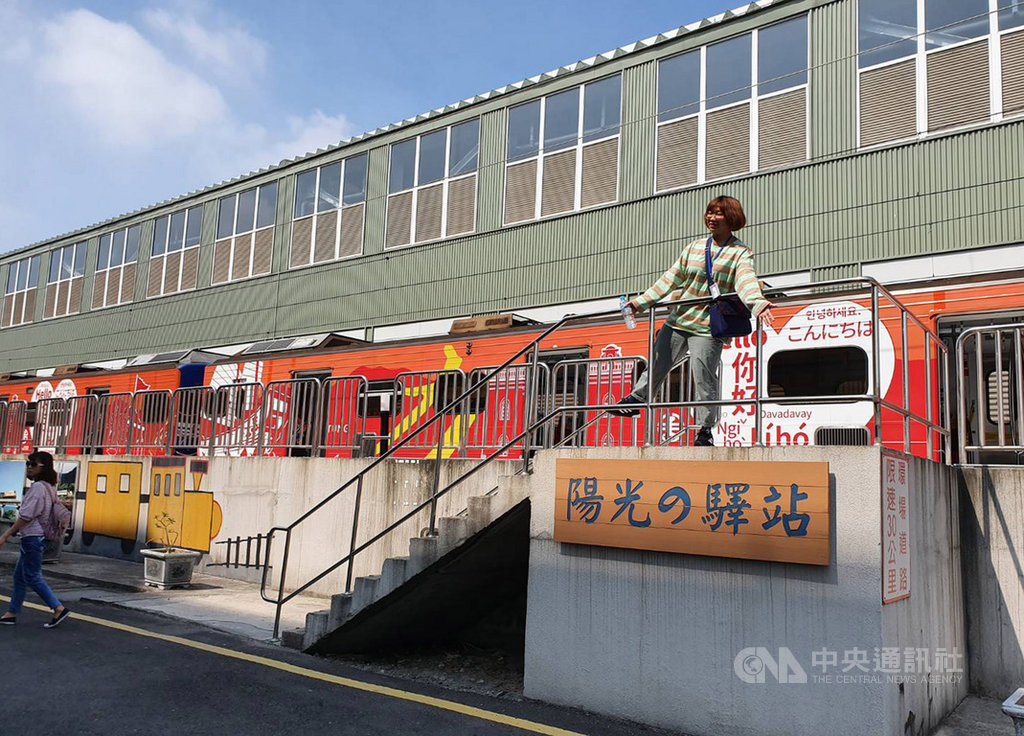 台鐵潮州站建站百年,22日安排潮州鎮公所附屬組織員工及代表參觀台鐵潮州車輛基地內的「陽光小站」,這是數年來首次對外開放,月台另一頭有日文版站牌。中央社記者郭芷瑄攝 109年2月22日