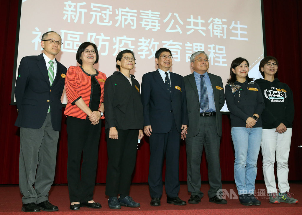 台灣公共衛生學會22日在台大公衛學院舉辦「新冠病毒公共衛生社區防疫教育課程」,呼籲立法院在這個會期通過「公共衛生師法」,民進黨立委吳玉琴(左2)、時代力量立委陳椒華(左3)、國民黨立委林奕華(右2)、民眾黨立委蔡壁如(右1)等人都到場。中央社記者郭日曉攝 109年2月22日