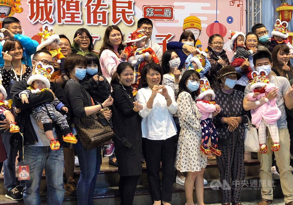 嘉義城隍廟與親子館22日合辦古禮抓週活動,參加民眾皆做好自主健康管理,戴起口罩前來參與,嘉義市長黃敏惠(前中白衣者)也到場與民同樂。中央社記者黃國芳攝 109年2月22日