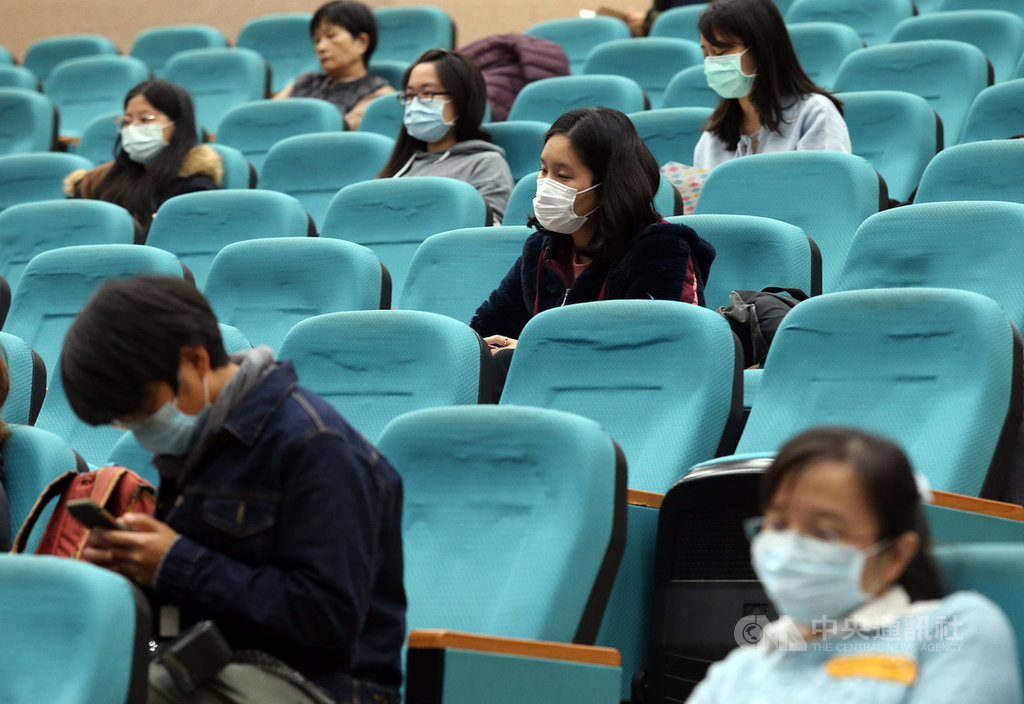 台灣公共衛生學會22日在台大公衛學院舉辦「新冠病毒公共衛生社區防疫教育課程」,並同步進行網路直播,現場門窗開啟,聽眾間距也盡量放寬。中央社記者郭日曉攝 109年2月22日