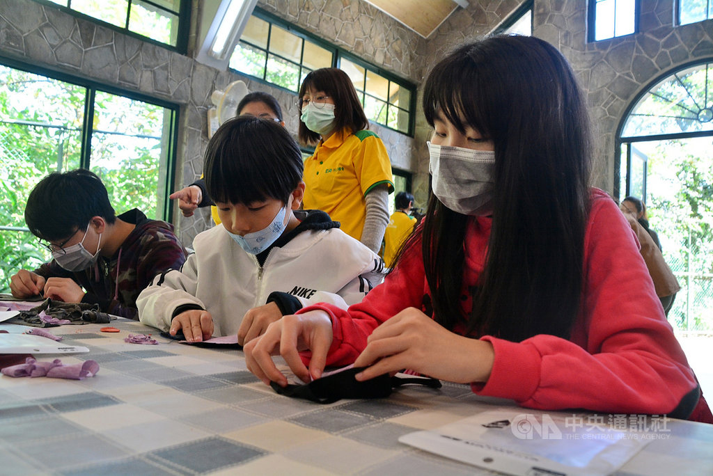 醫療口罩留給第一線,新北市愛心育幼院生在教堂內細心縫製布口罩,將回饋給社區弱勢家庭。中央社記者黃旭昇新北攝 109年2月22日