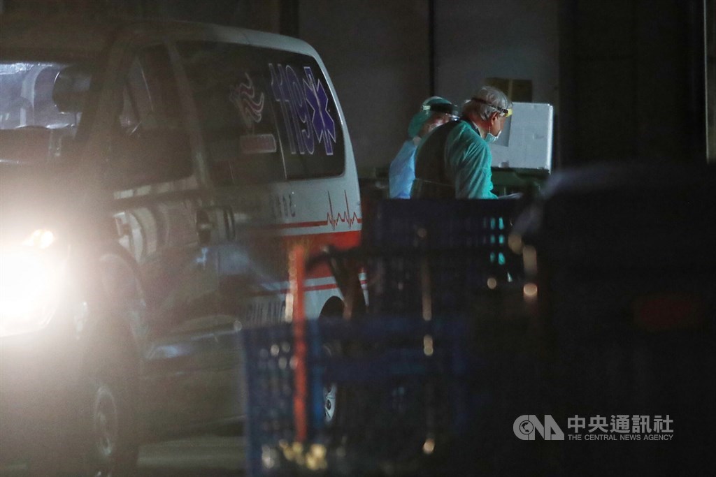 日本郵輪鑽石公主號台灣籍旅客21日搭乘政府包機返台,下機後搭乘救護車分送醫進行採檢,深夜民眾陸續抵達醫院,下車走入院內。中央社記者王騰毅攝 109年2月21日